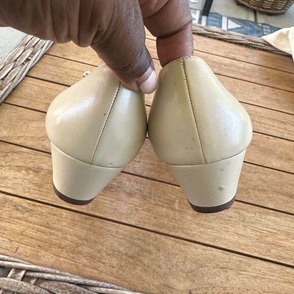 Salvatore Ferragamo Vara Beige Leather Pump 10 - Picture 4 of 8